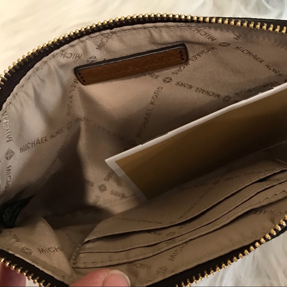 Final sale ✨Michael Kors Large Jet set wristlet - Picture 6 of 8